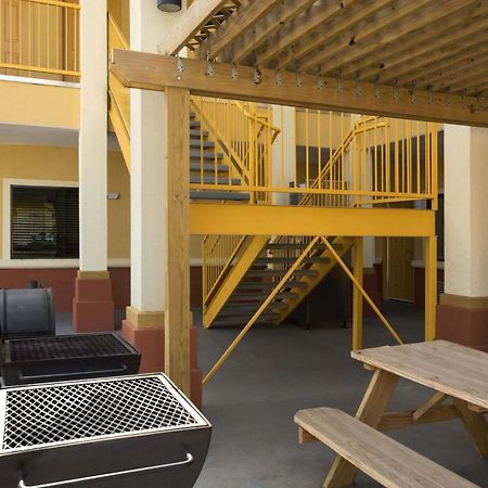 Days Inn Pearsall 外观 照片