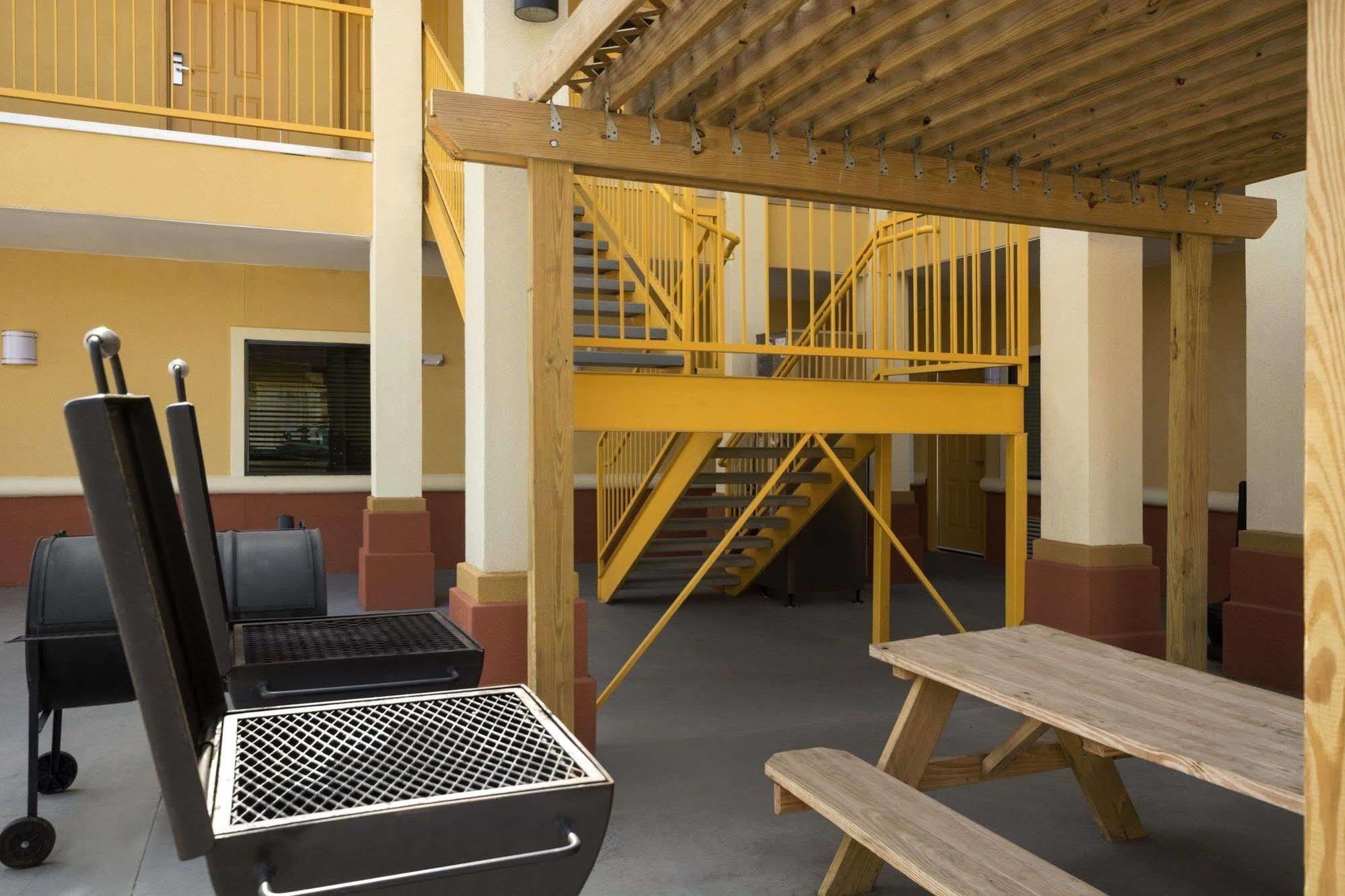 Days Inn Pearsall 外观 照片