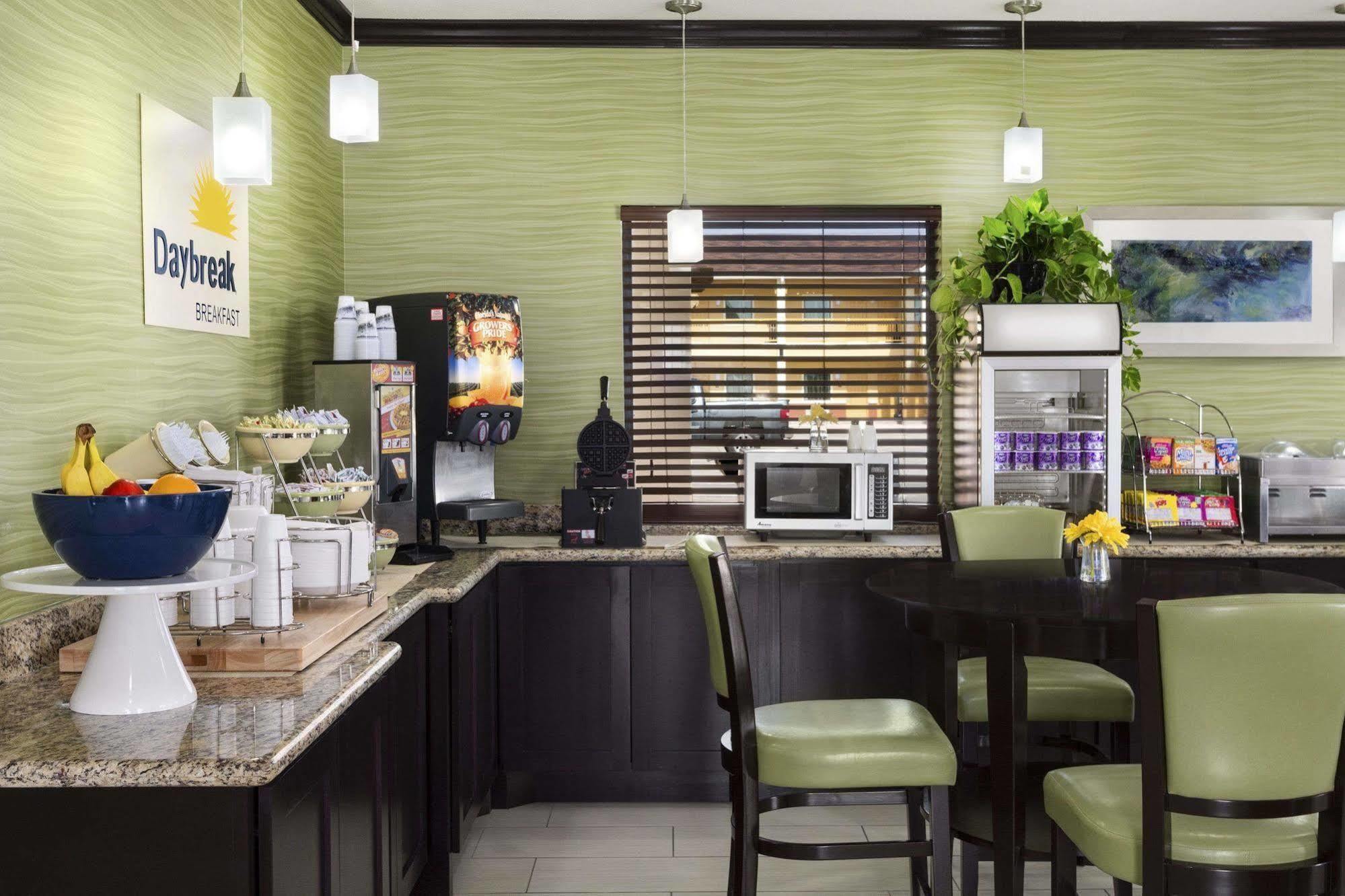 Days Inn Pearsall 外观 照片